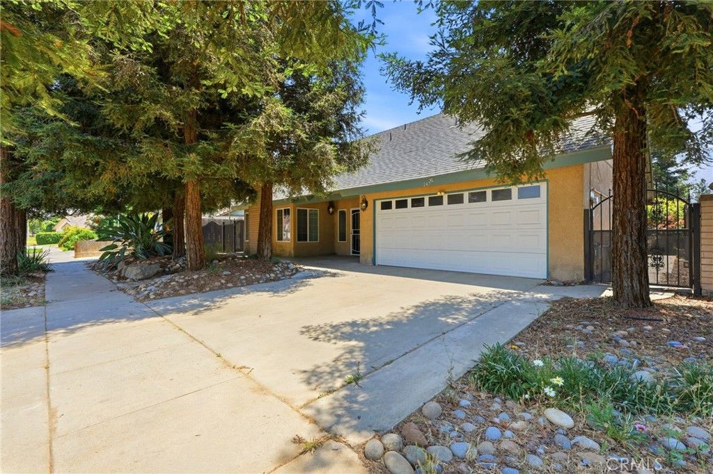 Image 2 of property listing at 247 E Kennedy, Tulare, CA 93274