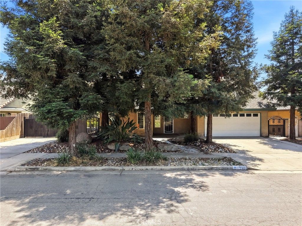 Image 3 of property listing at 247 E Kennedy, Tulare, CA 93274