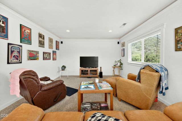 2076 Magnolia Avenue, Medford, OR 97501