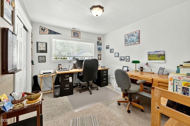 2076 Magnolia Avenue, Medford, OR 97501