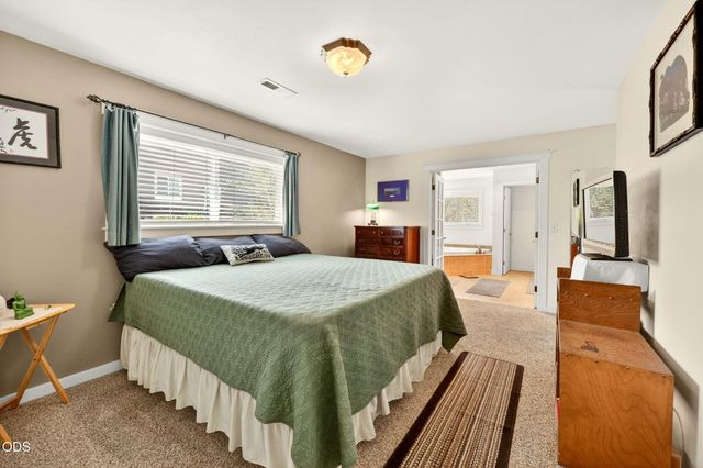 2076 Magnolia Avenue, Medford, OR 97501