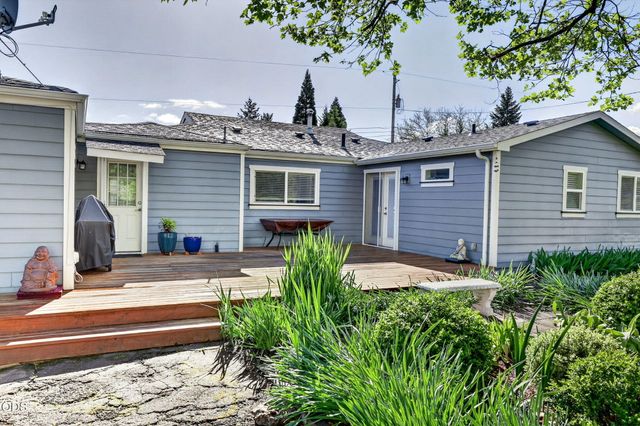 2076 Magnolia Avenue, Medford, OR 97501