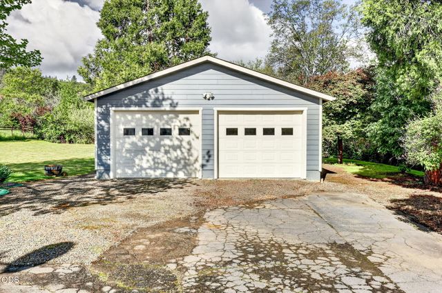 2076 Magnolia Avenue, Medford, OR 97501