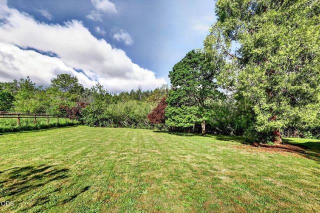 2076 Magnolia Avenue, Medford, OR 97501