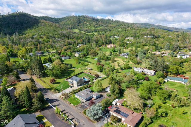 2076 Magnolia Avenue, Medford, OR 97501