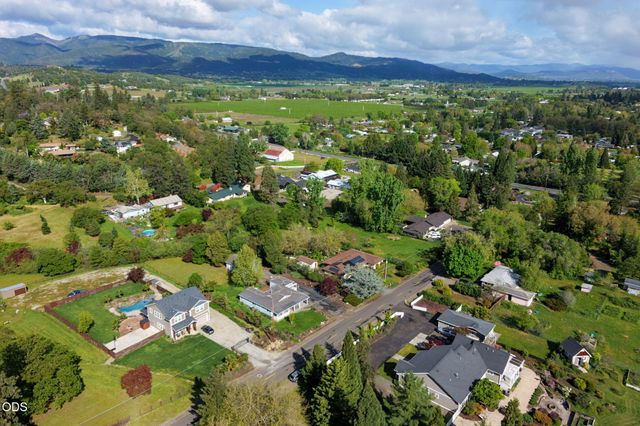 2076 Magnolia Avenue, Medford, OR 97501