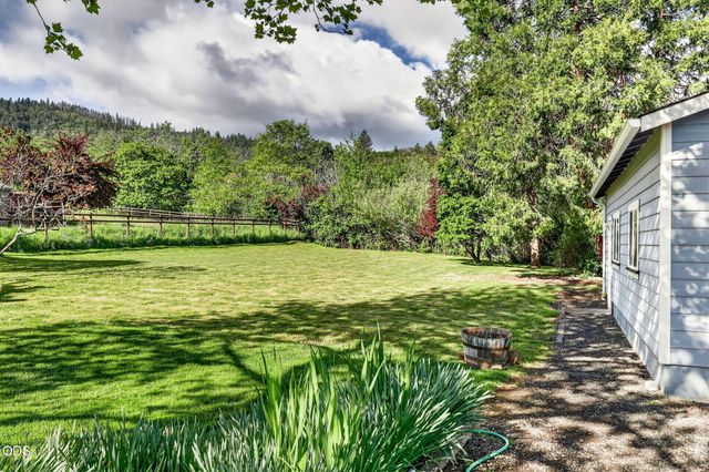 2076 Magnolia Avenue, Medford, OR 97501