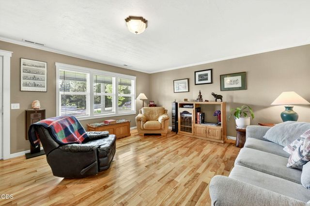2076 Magnolia Avenue, Medford, OR 97501