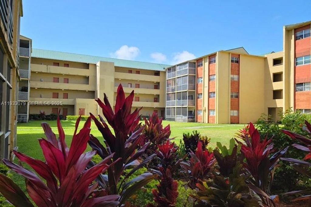 3600 NW 21st St 103, Lauderdale Lakes, FL 33311