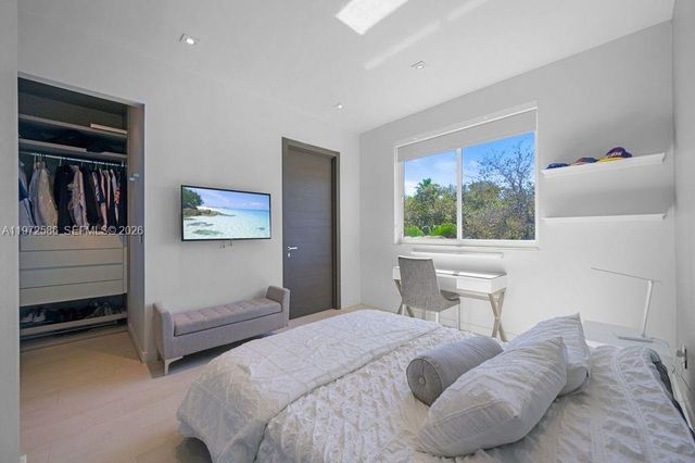 1615 NE 196th St, Miami, FL 33179