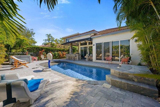 1615 NE 196th St, Miami, FL 33179