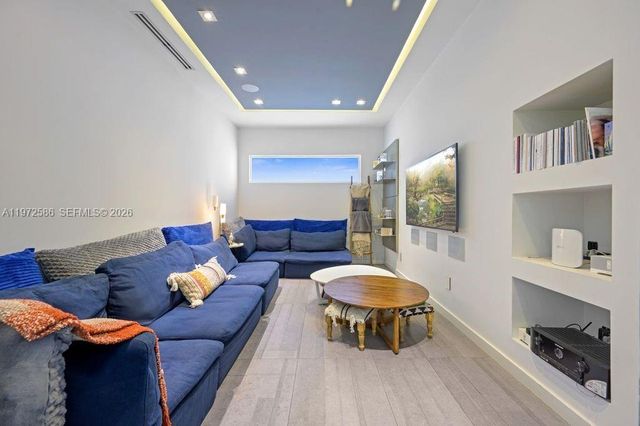 1615 NE 196th St, Miami, FL 33179