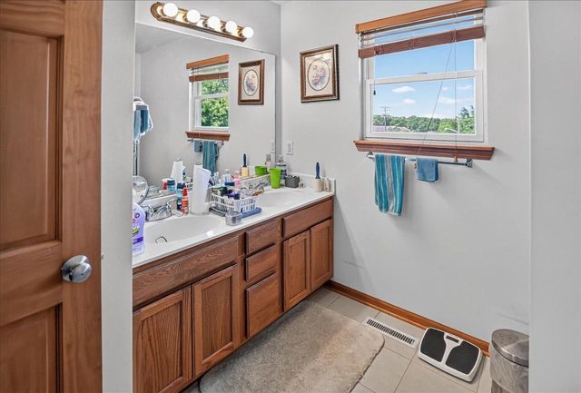 5150 Crescent Oaks Drive, Madison, WI 53704