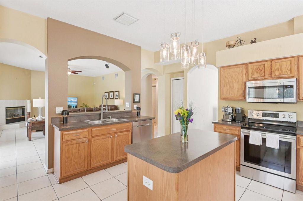 Image 17 of property listing at 4021 FISHERMANS COVE COURT, Lutz, FL 33558