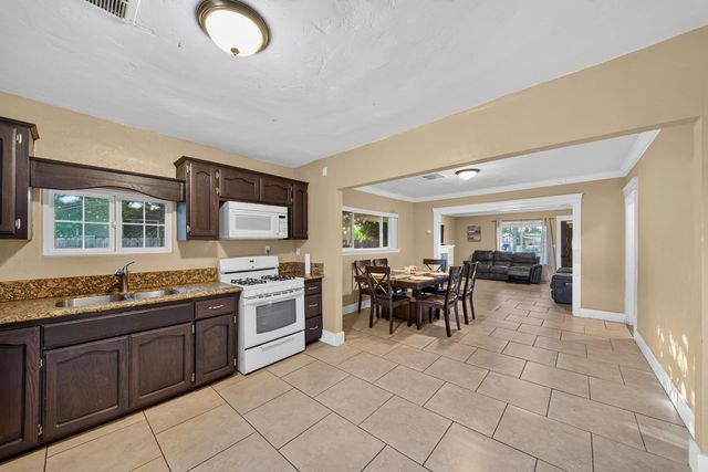 4531 E Illinois Avenue, Fresno, CA 93702