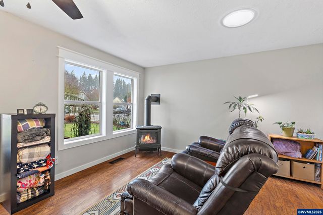 1468 E Burnett St, Stayton, OR 97383