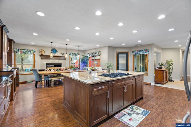 1468 E Burnett St, Stayton, OR 97383