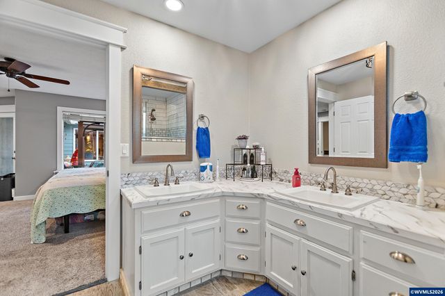 1468 E Burnett St, Stayton, OR 97383