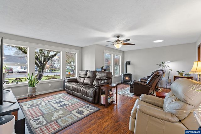 1468 E Burnett St, Stayton, OR 97383