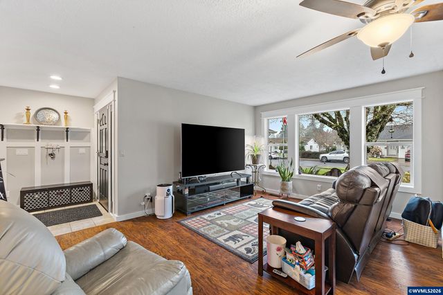 1468 E Burnett St, Stayton, OR 97383