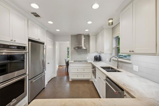 10 Valley Wood Court, Trophy Club, TX 76262