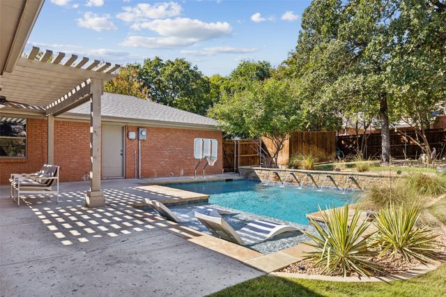 10 Valley Wood Court, Trophy Club, TX 76262