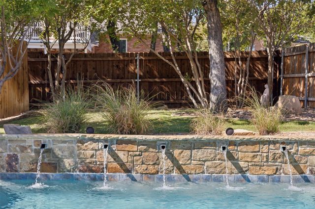 10 Valley Wood Court, Trophy Club, TX 76262