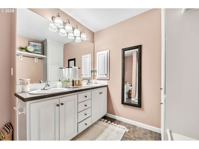 88146 3RD St, Veneta, OR 97487