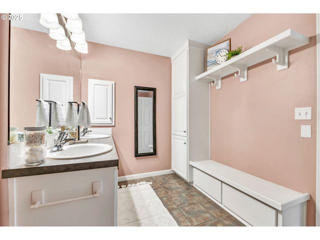 88146 3RD St, Veneta, OR 97487