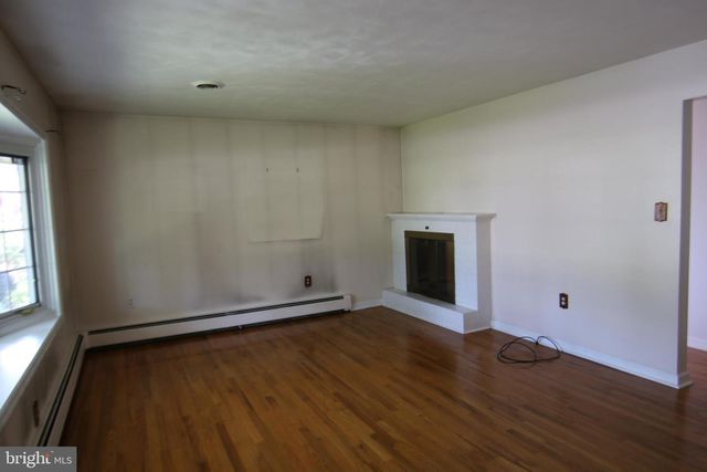 6893 CHAMBERS HILL RD, Harrisburg, PA 17111