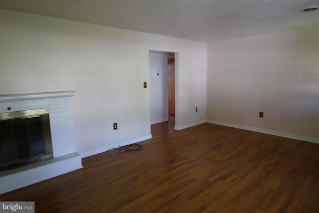 6893 CHAMBERS HILL RD, Harrisburg, PA 17111
