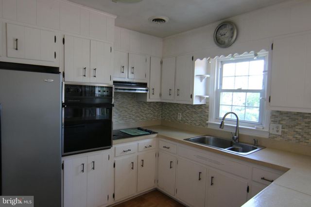 6893 CHAMBERS HILL RD, Harrisburg, PA 17111