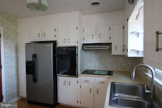 6893 CHAMBERS HILL RD, Harrisburg, PA 17111