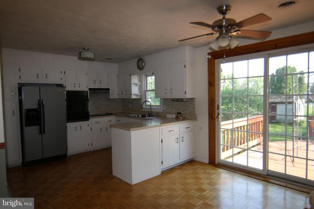 6893 CHAMBERS HILL RD, Harrisburg, PA 17111