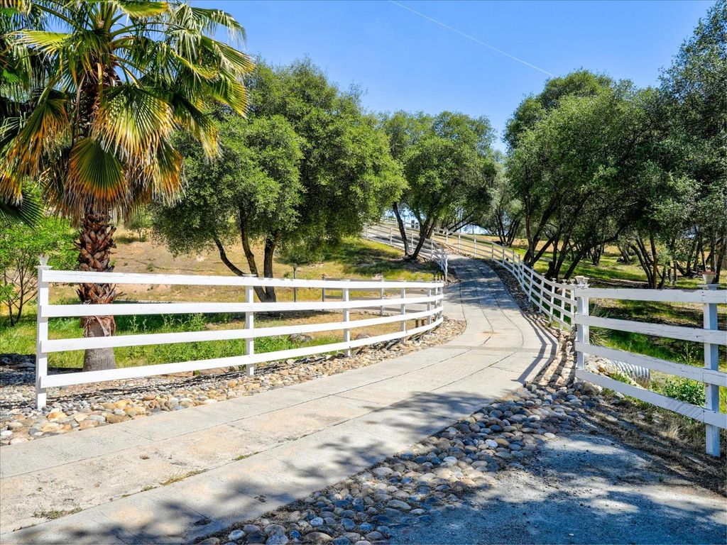 Image 6 of property listing at 45858 Old Corral Rd, Coarsegold, CA 93614