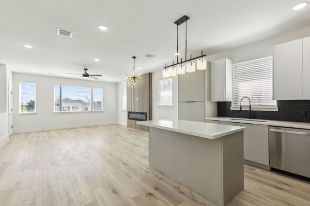 521 N Denley Drive, Dallas, TX 75203