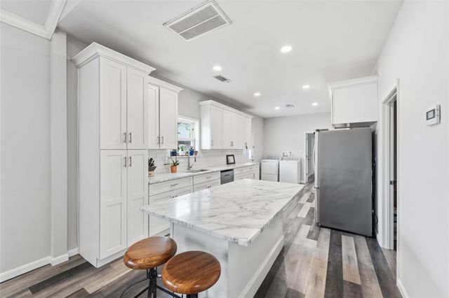 202 E 34th Street, Houston, TX 77018