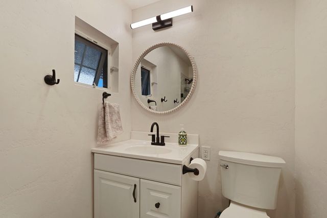 2948 E Woodbridge Rd, Acampo, CA 95220