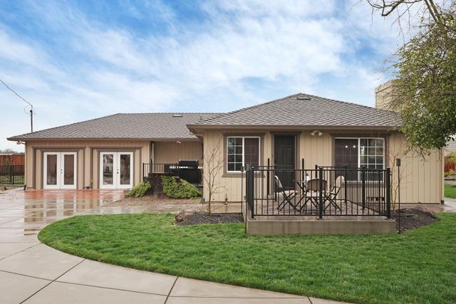 2948 E Woodbridge Rd, Acampo, CA 95220