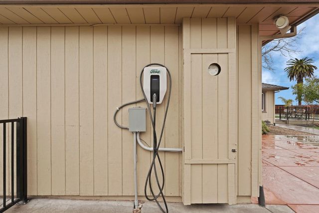 2948 E Woodbridge Rd, Acampo, CA 95220