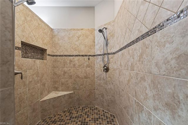 102 Taylor Farm LN, Yorktown, VA 23693