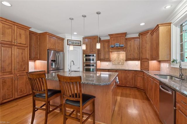 102 Taylor Farm LN, Yorktown, VA 23693