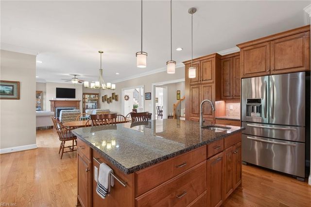 102 Taylor Farm LN, Yorktown, VA 23693