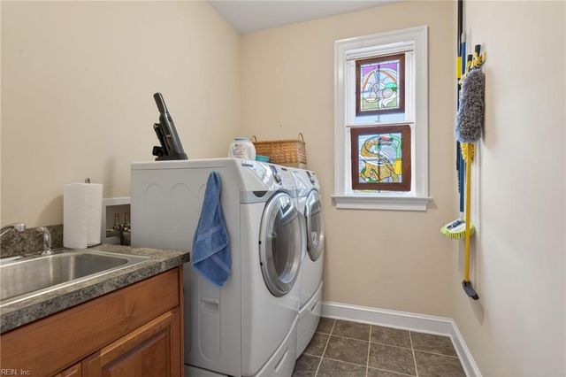102 Taylor Farm LN, Yorktown, VA 23693
