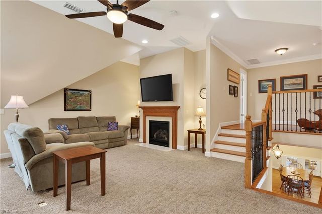 102 Taylor Farm LN, Yorktown, VA 23693