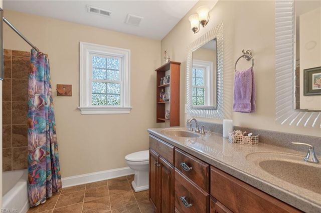 102 Taylor Farm LN, Yorktown, VA 23693