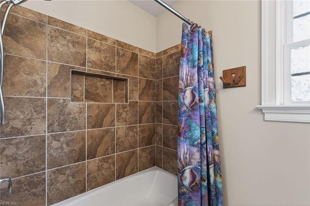 102 Taylor Farm LN, Yorktown, VA 23693