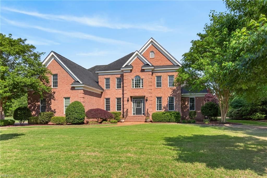 102 Taylor Farm LN, Yorktown, VA 23693