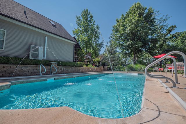 4 FAIR OAKS RD, Moberly, MO 65270