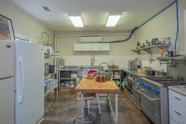 4 FAIR OAKS RD, Moberly, MO 65270